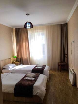 Гостевой дом Family Hotel Kala Местиа Двухместный номер с 1 кроватью и собственной ванной комнатой-3